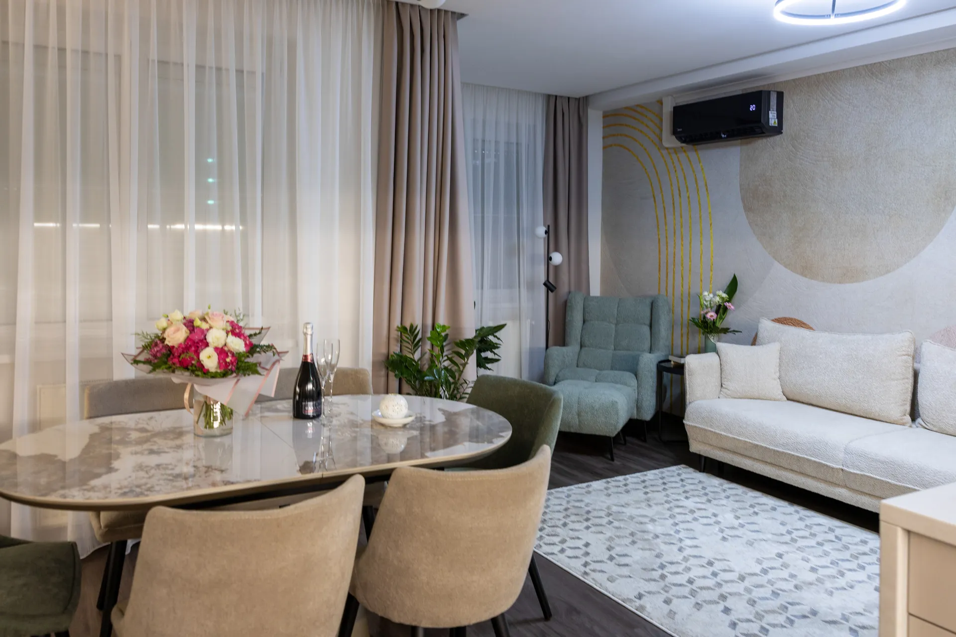 A Mokka Prémium Apartman világos nappalija és étkezője